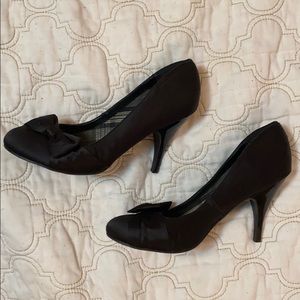 Black heels with bow